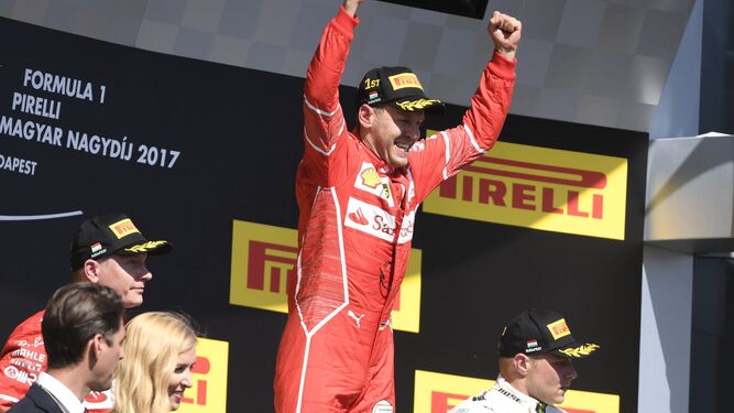 Vettel celebra su triunfo en el podio.
