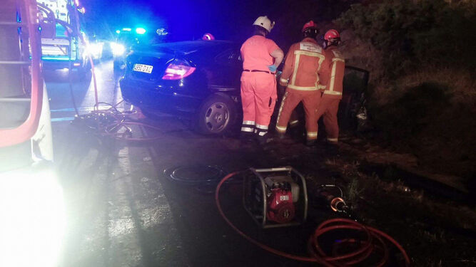 Los bomberos asisten a los afectados en el accidente.