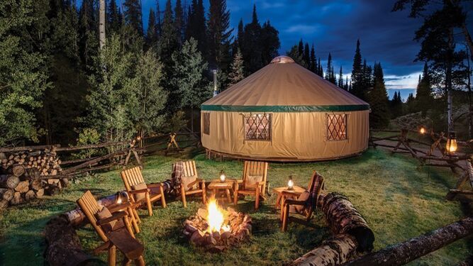 En esta tienda de campaña tan equipada se puede acampar de forma confortable.
