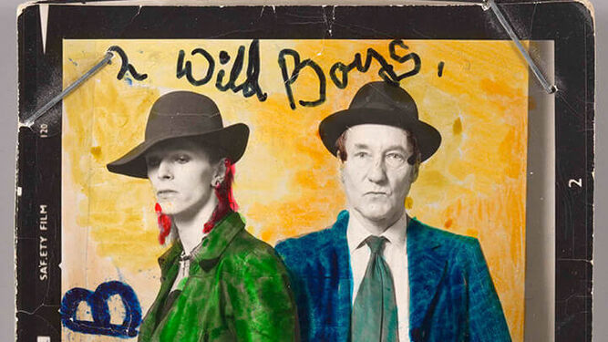 Una inmersión en  el Orbe Bowie. En las  fotografías, distintas imágenes  y dependencias que forman parte de 'David Bowie Is', la exposición del Victoria and Albert Museum de Londres  que puede verse hasta finales  de septiembre, en el Museo  del Diseño de Barcelona.