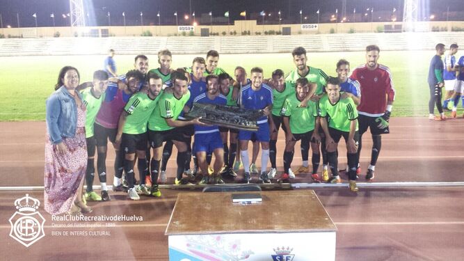 Los jugadores del Recreativo de Huelva posan con el Trofeo de la Sal, conquistado ayer al vencer en los penaltis al cuadro local del San Fernando.