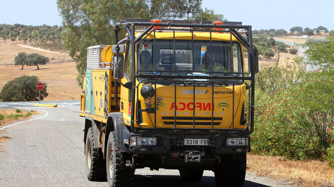 Un camión del Infoca se dispone a realizar trabajos en la zona afectada.