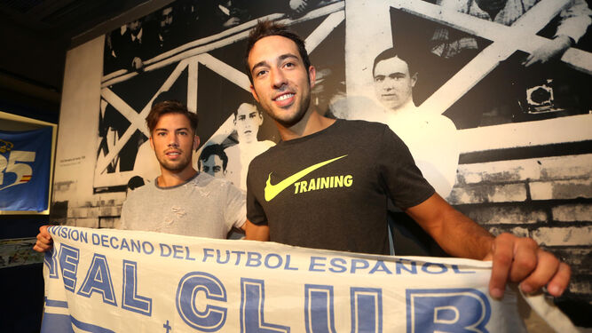 Santi Luque y Boris Garrós posan con una bandera albiazul durante su presentación como nuevos jugadores albiazules en el Museo del Decano.