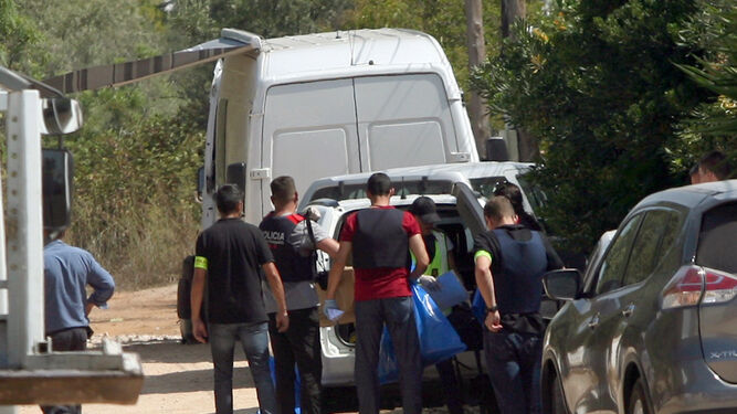 Los Bomberos trasladan bolsas con objetos de la casa donde se produjo la explosión en Alcanar.