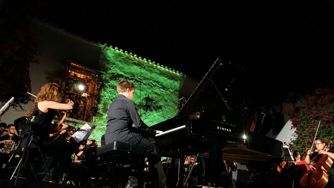 Carlos Marín y la Joven Orquesta Mediterránea interpretan el  Segundo Concierto para piano de Rachmaninoff.