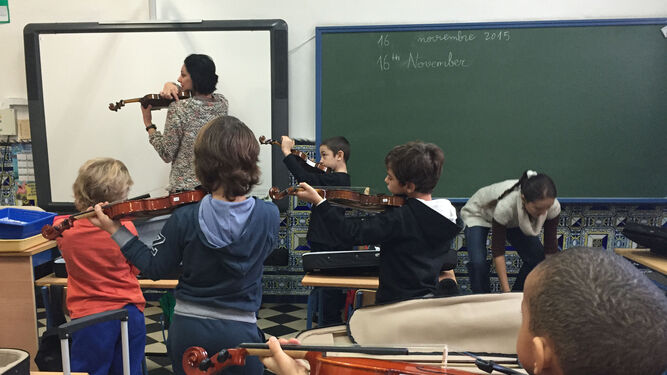 Clase de violín a niños en la Fundación Baremboin-Said.
