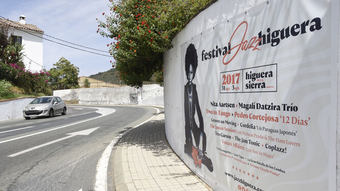 Un cartel anuncia la inminente llegada del Festival de Jazz de Higuera de la Sierra.