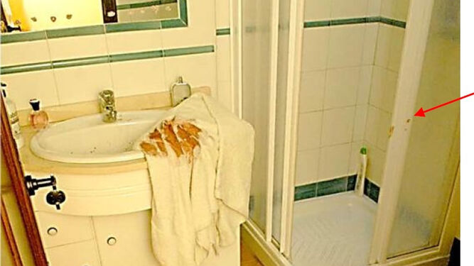 Baño en el que se estaba duchando Miguel Ángel cuando fue asaltado.