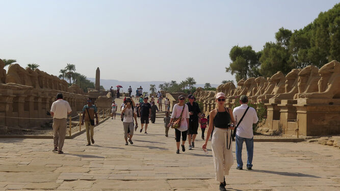 Decenas de turistas pasean por el Templo de Karnak.