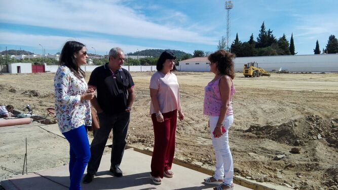 El alcalde visita la obra de Los RosalesCastillejos tendrá césped artificial