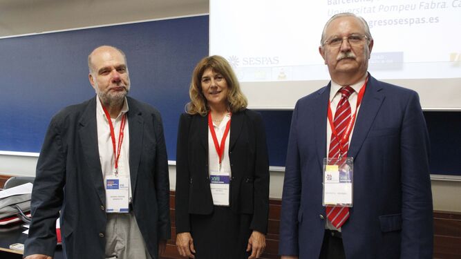 Andreu Segura, del grupo de trabajo creado; Beatriz González, presidenta de Sespas, y Serafín Romero, de la OMC.