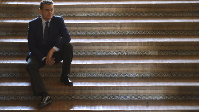 Antonio Sanz, fotografiado el pasado miércoles en las escaleras de acceso a la Delegación del Gobierno, en la sevillana plaza de España.