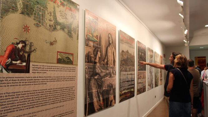 Visitantes miran con atención los distintos paneles y láminas que conforman la exposición.