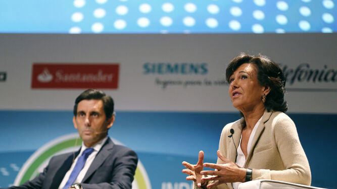 El presidente de Telefónica, José María Álvarez-Pallete, junto a la presidenta del Banco Santander, Ana Botín, ayer en un congreso en Madrid.