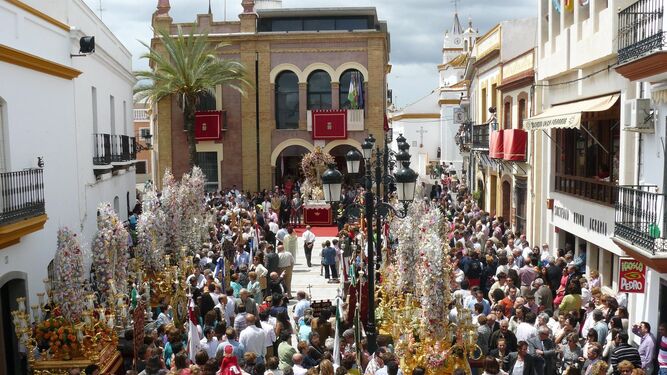 Las Cruces de Mayo de Bonares ante las puertas del Ayuntamiento de la localidad durante la celebración de las fiestas.