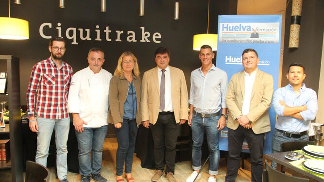 Los integrantes de La Tertulia Deportiva de 'Huelva Información' disfrutaron de la buena mesa de Ciquitrake.