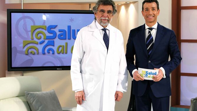 El presentador, Roberto Sánchez, con el doctor y catedrático de Nutrición Deportiva Antonio Escribano, en el plató.