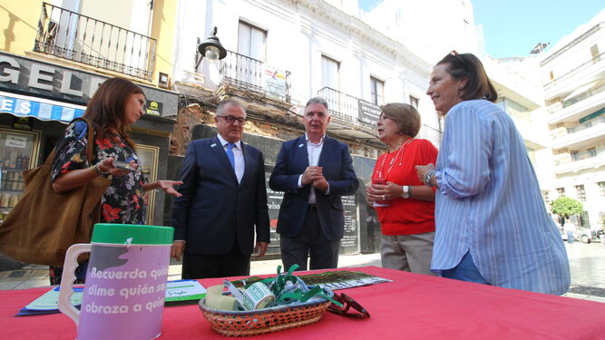 Rafael López y Francisco José Romero en su visita a la mesa informativa de AFA-Huelva en la calle Concepción.