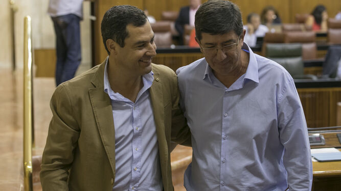 Juanma Moreno y Juan Marín, en el Parlamento.