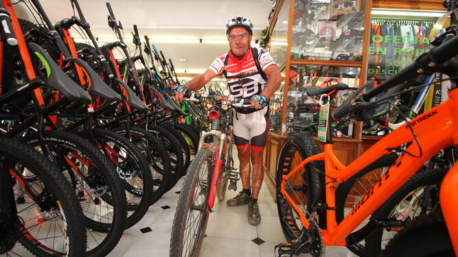 El Bocina presume de su bicicleta en las instalaciones de Sport-Bici en la capital onubense.