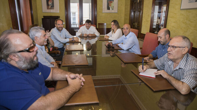 Cruz, Fernández y Villadeamigo, durante la reunión con los sindicatos de la Mesa General de Negociación.