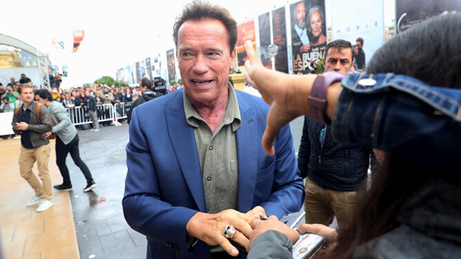 Arnold Schwarzenegger saluda a sus admiradores.