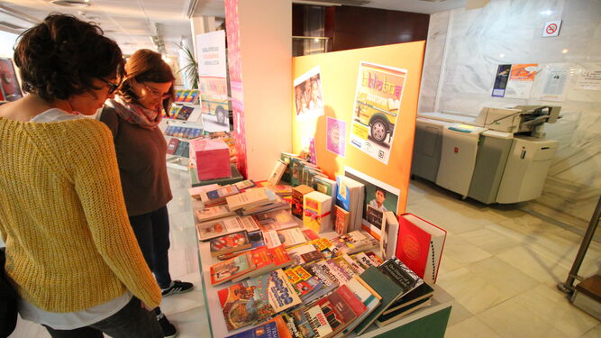 Algunos de los libros donados para el mercadillo solidario de la Biblioteca Pública Provincial de Huelva.