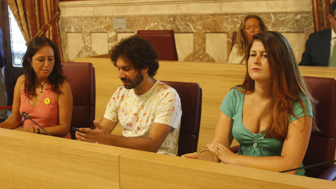 Los concejales de Participa Sevilla, Cristina Honorato, Julián Moreno y Susana Serrano, durante un Pleno.