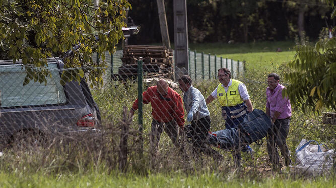 Levantamiento de uno de los cadáveres de los dos operarios fallecidos en Mungia por un corrimiento de tierra.