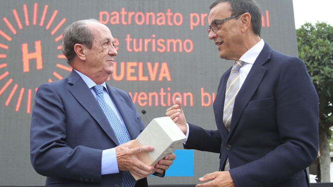 José Manuel Barranco tras recibir el galardón de manos del presidente del Patronato Provincial, Ignacio Caraballo.