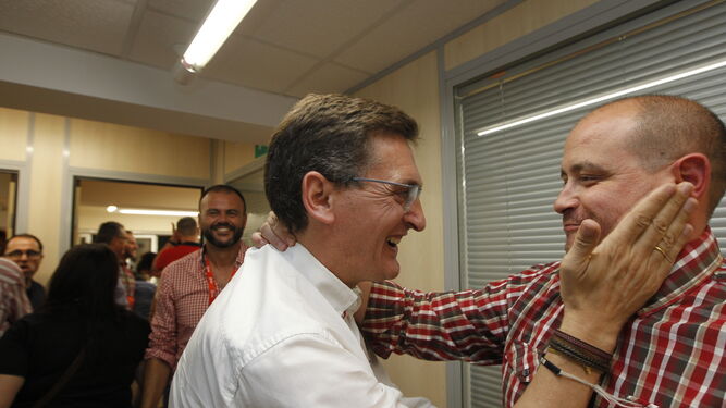 Un abrazo emotivo a la llegada del delegado Antonio Martínez a la sede.
