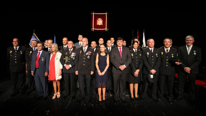 En el centro, el comisario provincial, Florentino Marín; la subdelegada del Gobierno en Huelva, Asunción Grávalos; y el alcalde de Huelva, Gabriel Cruz, junto a las personas condecoradas.