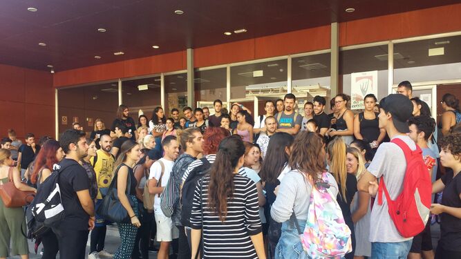 Estudiantes ayer, concentrados en las puertas de la escuela, mientras los alumnos del centro privado realizaban las pruebas de acceso.