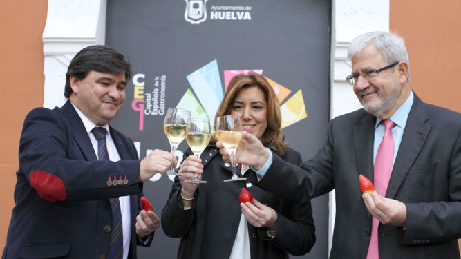 El alcalde, Gabriel Cruz, junto a la presidenta andaluza, Susana Díaz, y Mariano Palacín, el pasado 11 de enero.