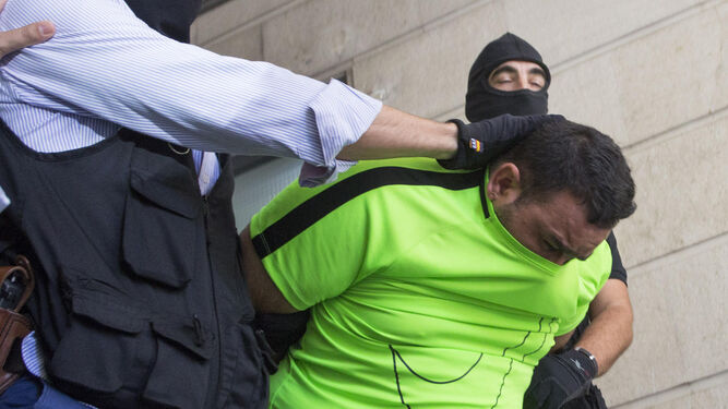 Ricardo 'el Pollino' es conducido la semana pasada por la Policía Nacional a los juzgados de Sevilla.