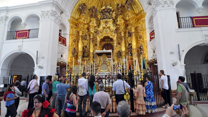 Numerosos fieles, ante la Virgen del Rocio.