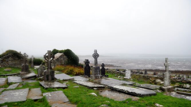 Vista de un cementerio próximo a la playa en el condado de Clare, en la costa atlántica irlandesa