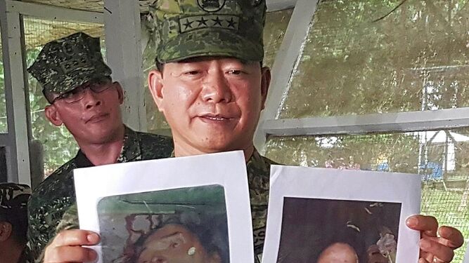 Un general filipino exhibe dos fotografías del emir Isnilon Hapilon, asesinado por las tropas gubernamentales.