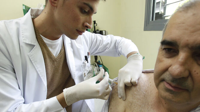 Un paciente recibe la vacuna de la gripe