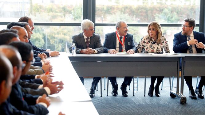 La presidenta de la Junta de Andalucía en una reunión que mantuvo con los empresarios hortofrutícolas, entre ellos los onubenses.