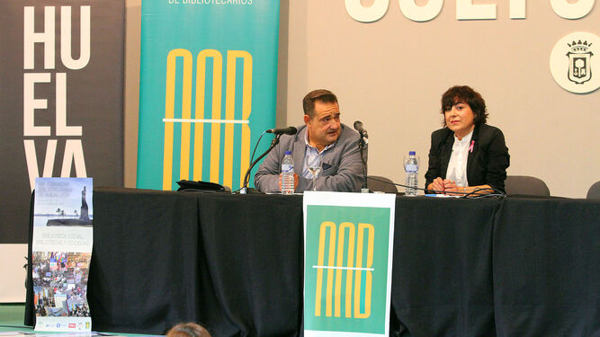Antonio Tomás Bustamante y Elena Tobar en la presentación de las XIX Jornadas Bibliotecarias de Andalucía, ayer.
