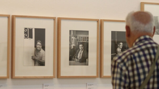Un visitante observa tres retratos de Jesse A. Fernández en Cuba, en 1959. En el centro, José Lezama Lima, flanqueado por Amelia Peláez y Víctor Manuel.