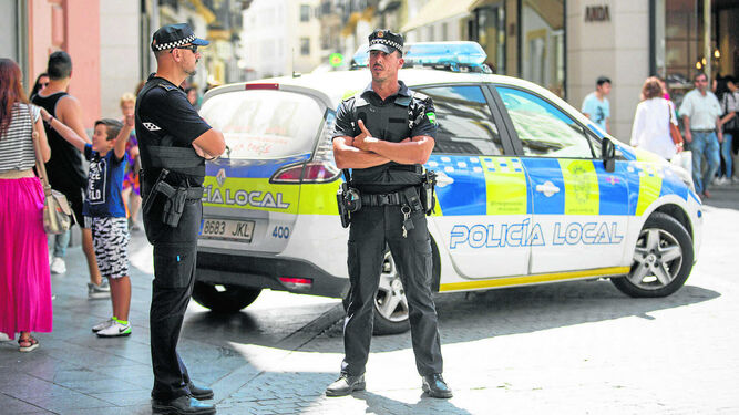 Dos policías locales con chalecos antibalas.