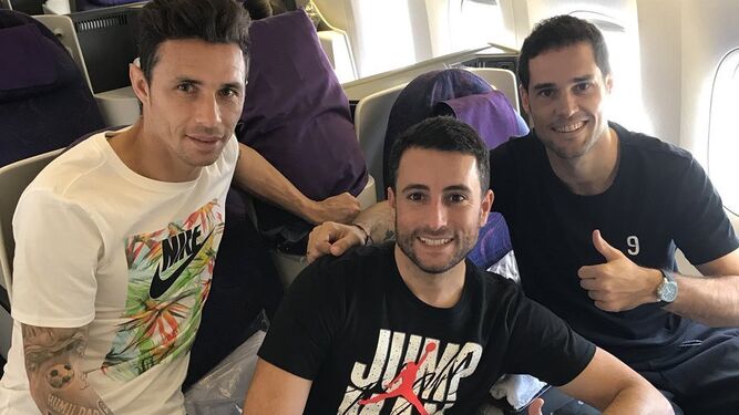 Rubén Castro, junto con Mario Suárez y un conocido de éste, en un vuelo ayer de regreso a España tras finalizar el campeonato chino.