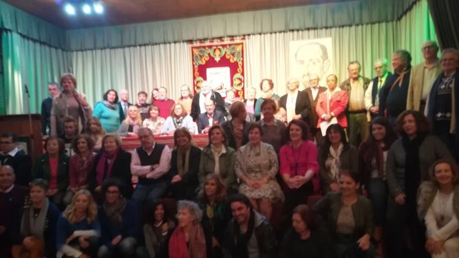 Foto de familia de algunos de los participantes en el encuentro internacional ayer en Huelva capital y Moguer.