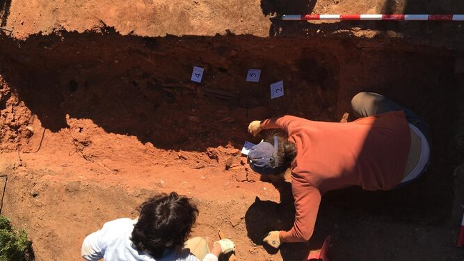 1. 2. 3. 5. Los arqueólogos durante los trabajos para localizar los restos de las víctimas en el espacio marcado por tres cruces. 4. Algunos de los restos encontrados, pertenecientes a varios adultos, que fueron sepultados boca abajo.