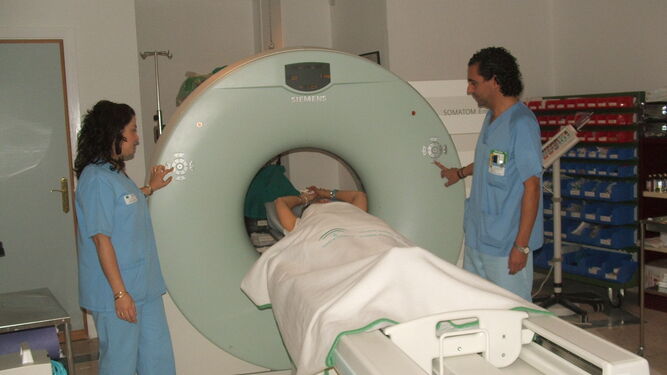 Realización de una prueba radiodiagnóstica en el Hospital de Riotinto.