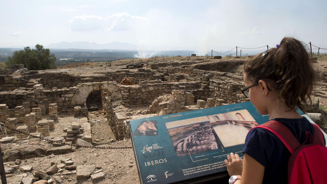 Una de las visitas familiares organizadas para conocer la antigua civilización íbera al yacimiento de Cástulo en Linares.