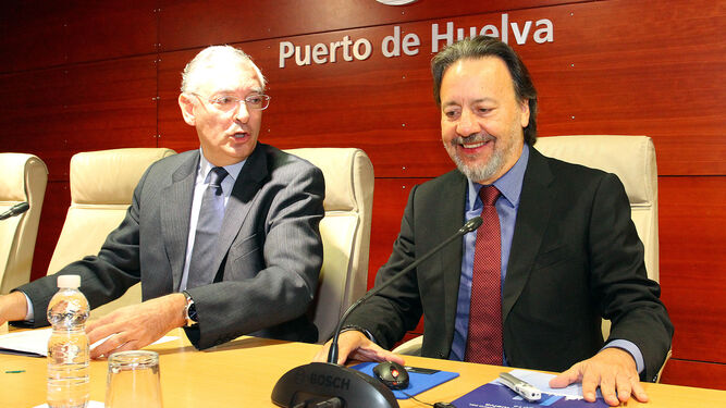 Ignacio Álvarez-Ossorio, director de la Autoridad Portuaria y Pablo Coto Millán, decano de la Facultad de Económicas de Cantabria.