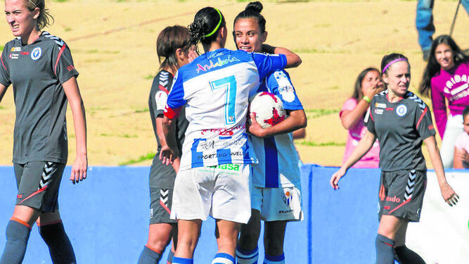 Las jugadoras del Fundación Casjasol Sporting celebran un gol durante el partido de la pasada jornada.